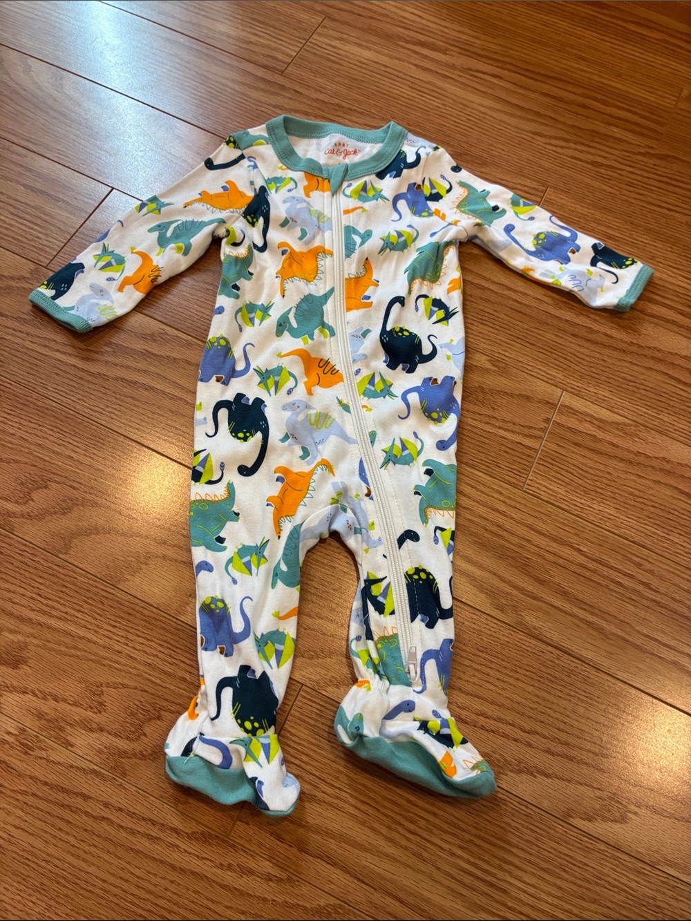 20/25$ 🧸 Baby Footed One-Piece Pajamas in White with Multicolor Dino Print